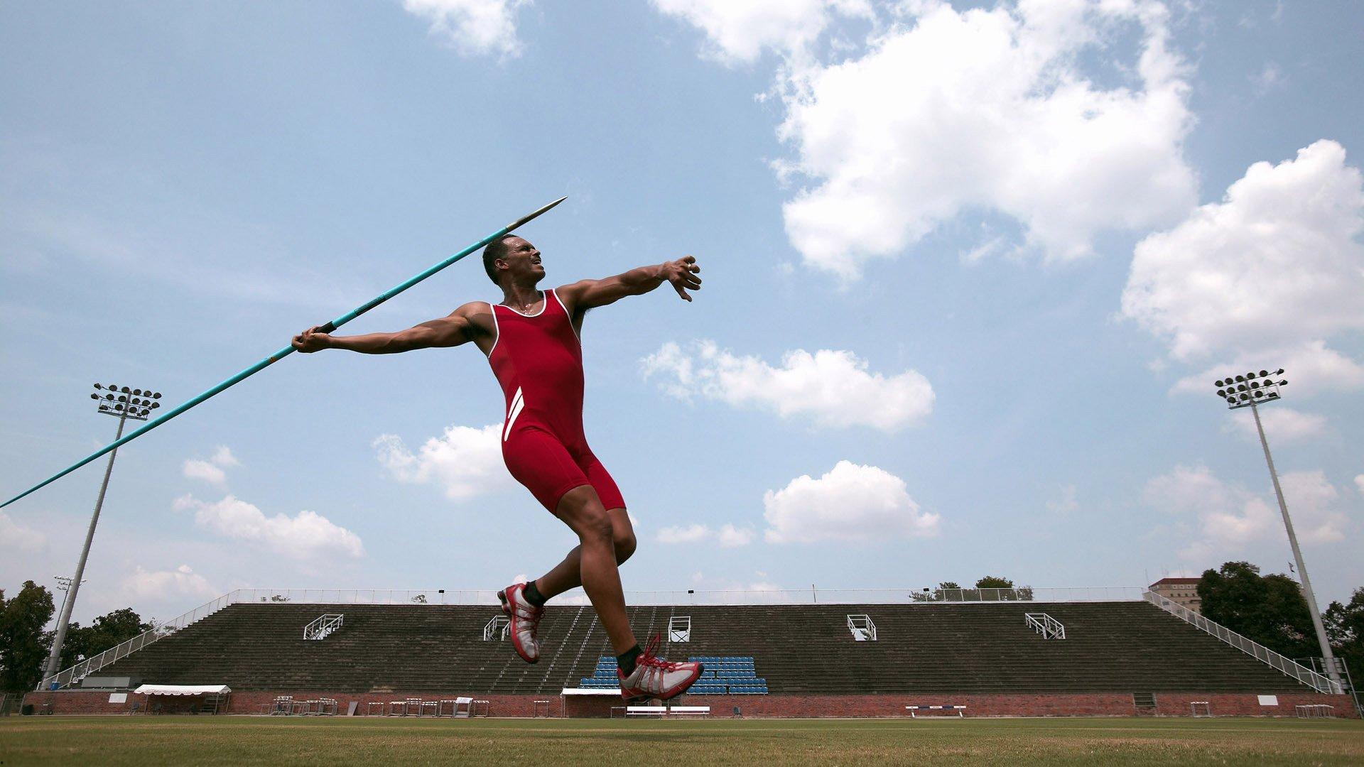 严益唯观点引热议，当声嘶的李铁凝视力竭的洛国富，国足精神何去何从？